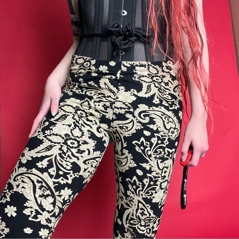 Black and gold leggings💛🖤​​​​​​​​​​​​​​​​​​​​​​​